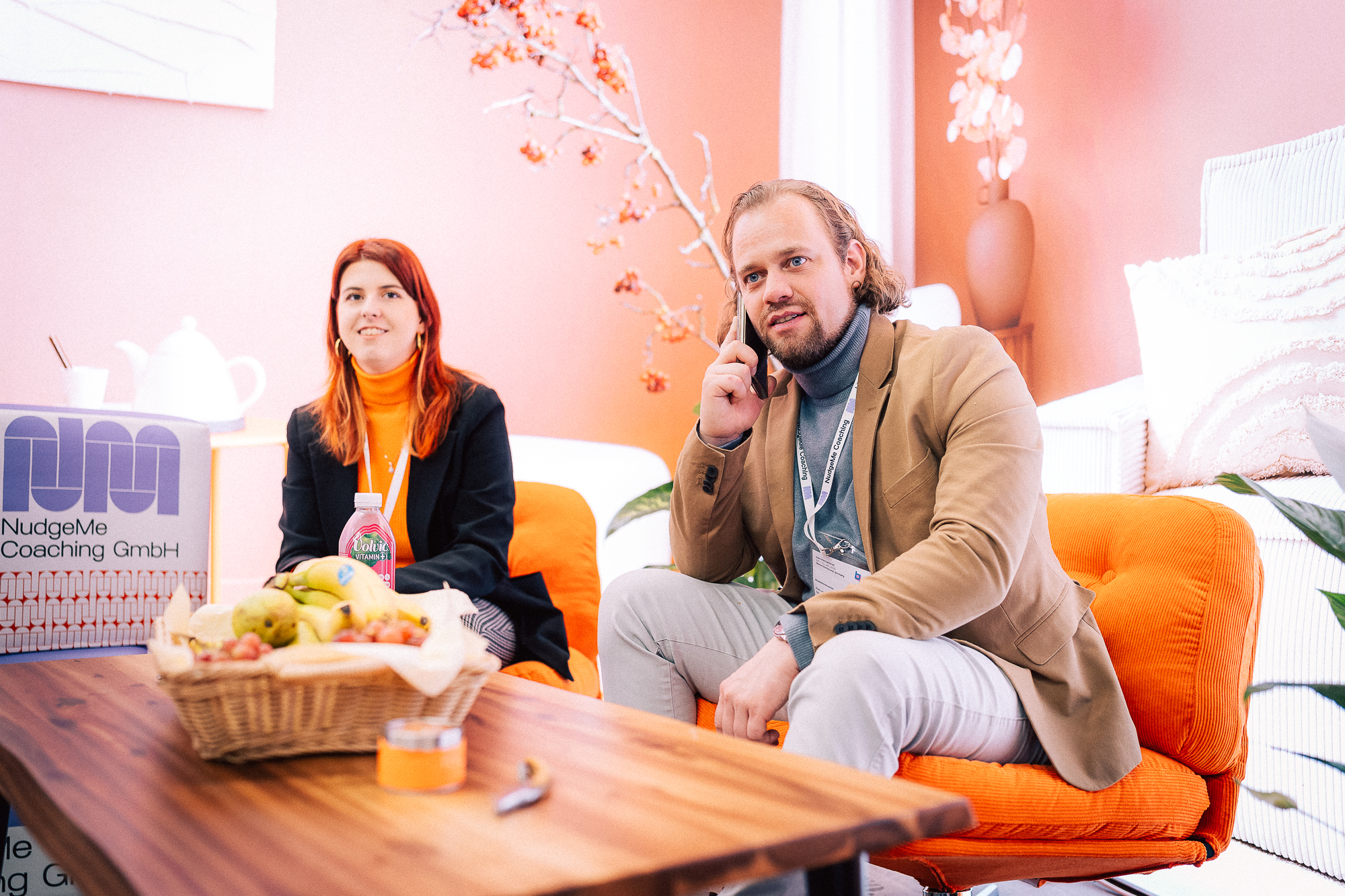 Shanees Pukies und Marc van Treeck im Gespräch am NudgeMe Coaching Messestand mit Wohnzimmer-Atmosphäre auf der BOE Messe 2026
